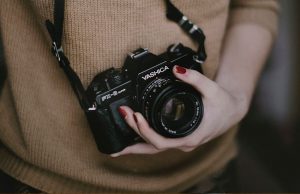 5 fun photography facts you surely didnt know holding camera 300x194 - 5-fun-photography-facts-you-surely-didnt-know-holding-camera